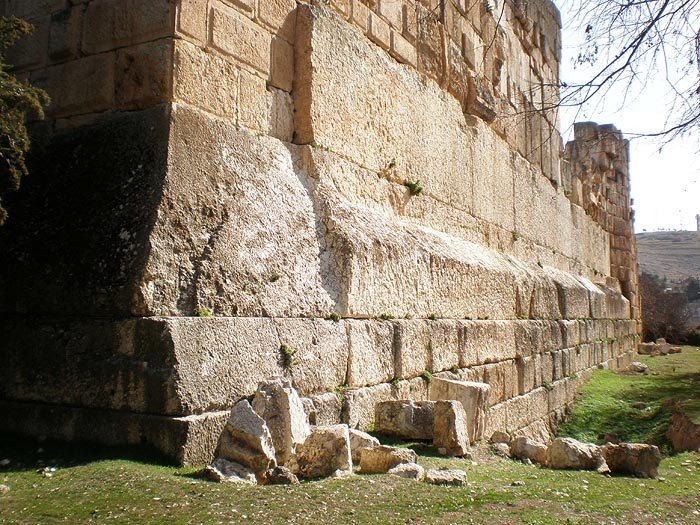 The southwest corner of the podium, showing the scale of the Trilithon blocks against the smaller masonry courses above them.