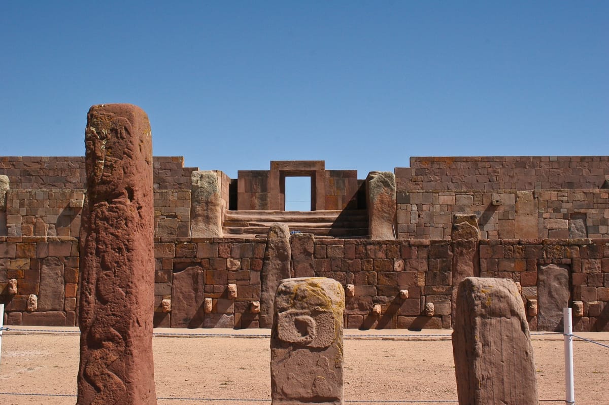 The reconstructed walls of the Kalasasaya, built from tall sandstone pillars alternating with panels of smaller fitted ashlar blocks.