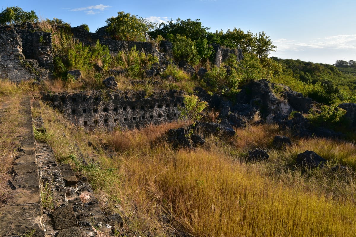 A long wall of regularly spaced niches, a recurring device in Swahili stone architecture used to lighten the masonry and to hold lamps and imported ceramics.