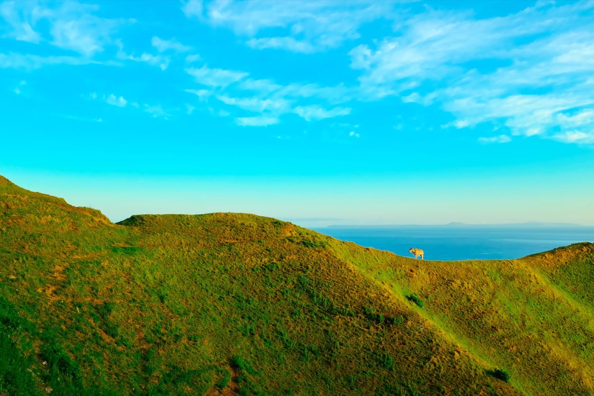 The Vayang rolling hills on Batan Island, Batanes. The exposed, grassy, wind-swept uplands illustrate the kind of high ground the Ivatan fortified; this is scenery, not an idjang.