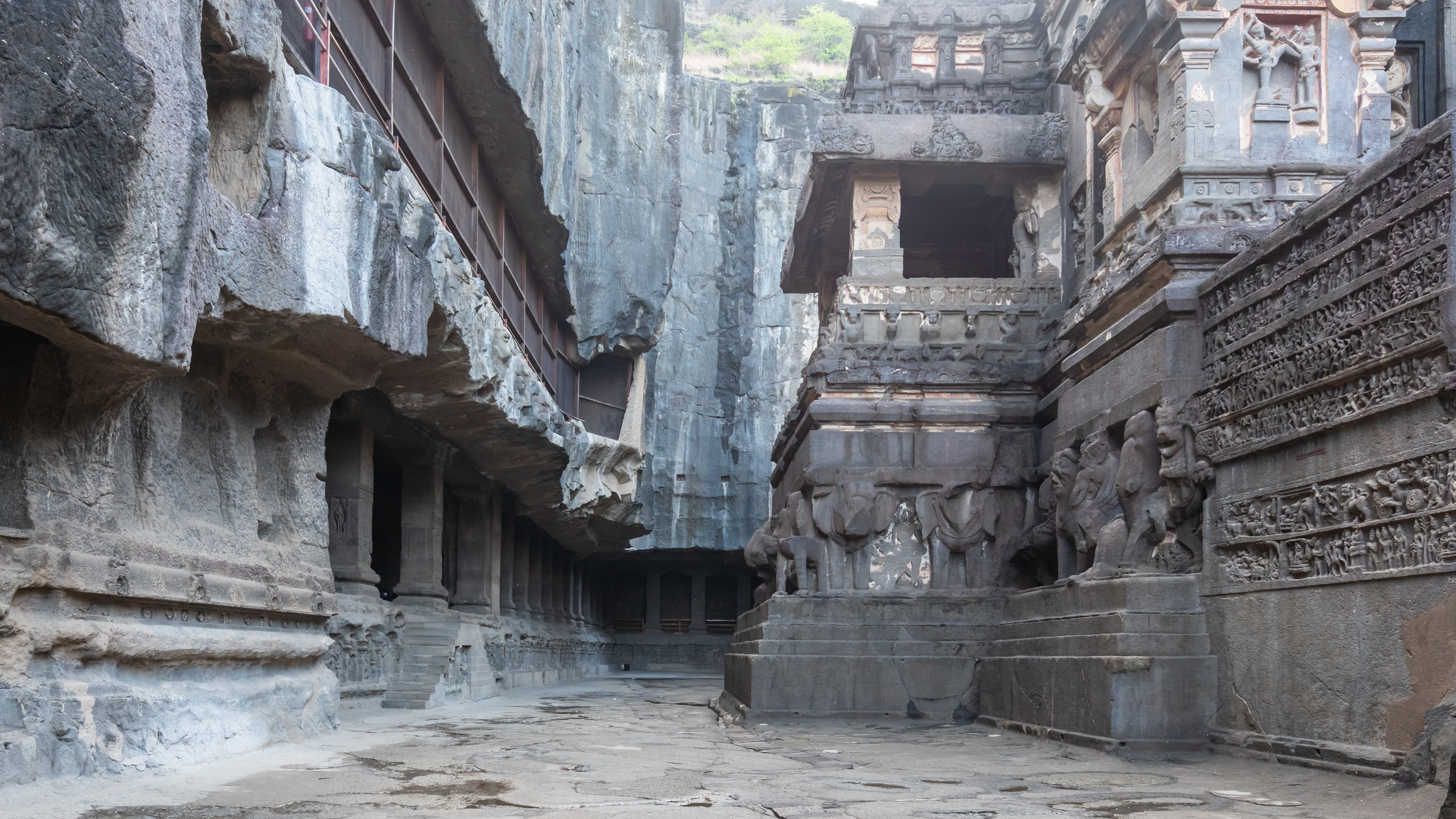 The courtyard, with the freestanding dhvajastambha (flagstaff pillar), elephant-and-lion plinth, and narrative relief panels.