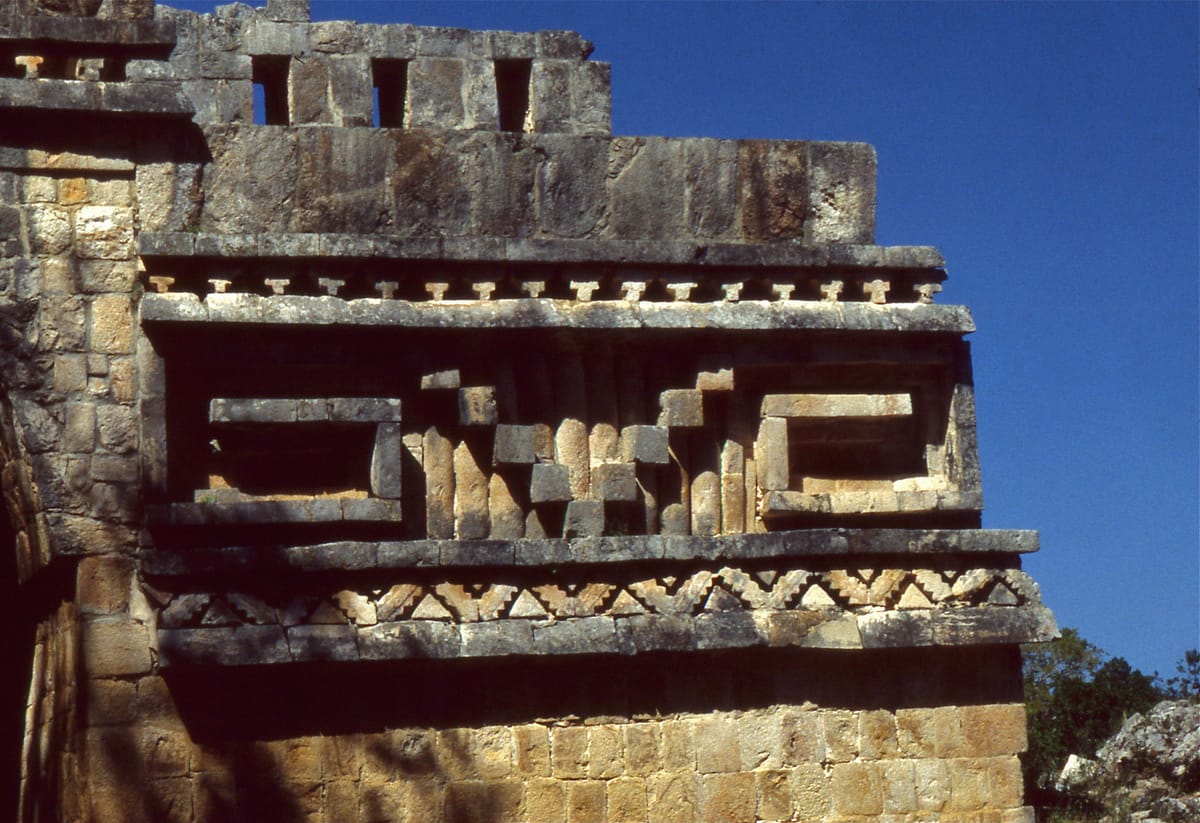 Detail of the arch's upper frieze: hundreds of separately cut veneer stones set as a mosaic over a rubble-and-lime-concrete core.