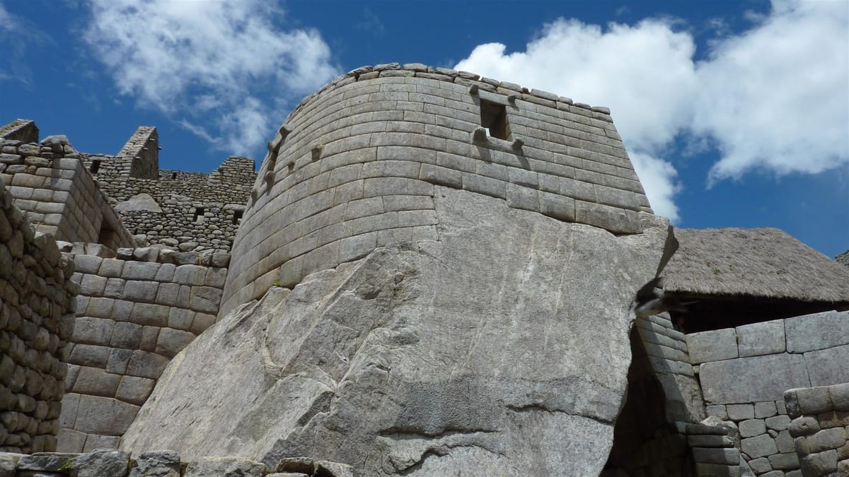 The Temple of the Sun (Torreón), a semicircular tower built over a natural boulder, with a window aligned to the June-solstice sunrise.
