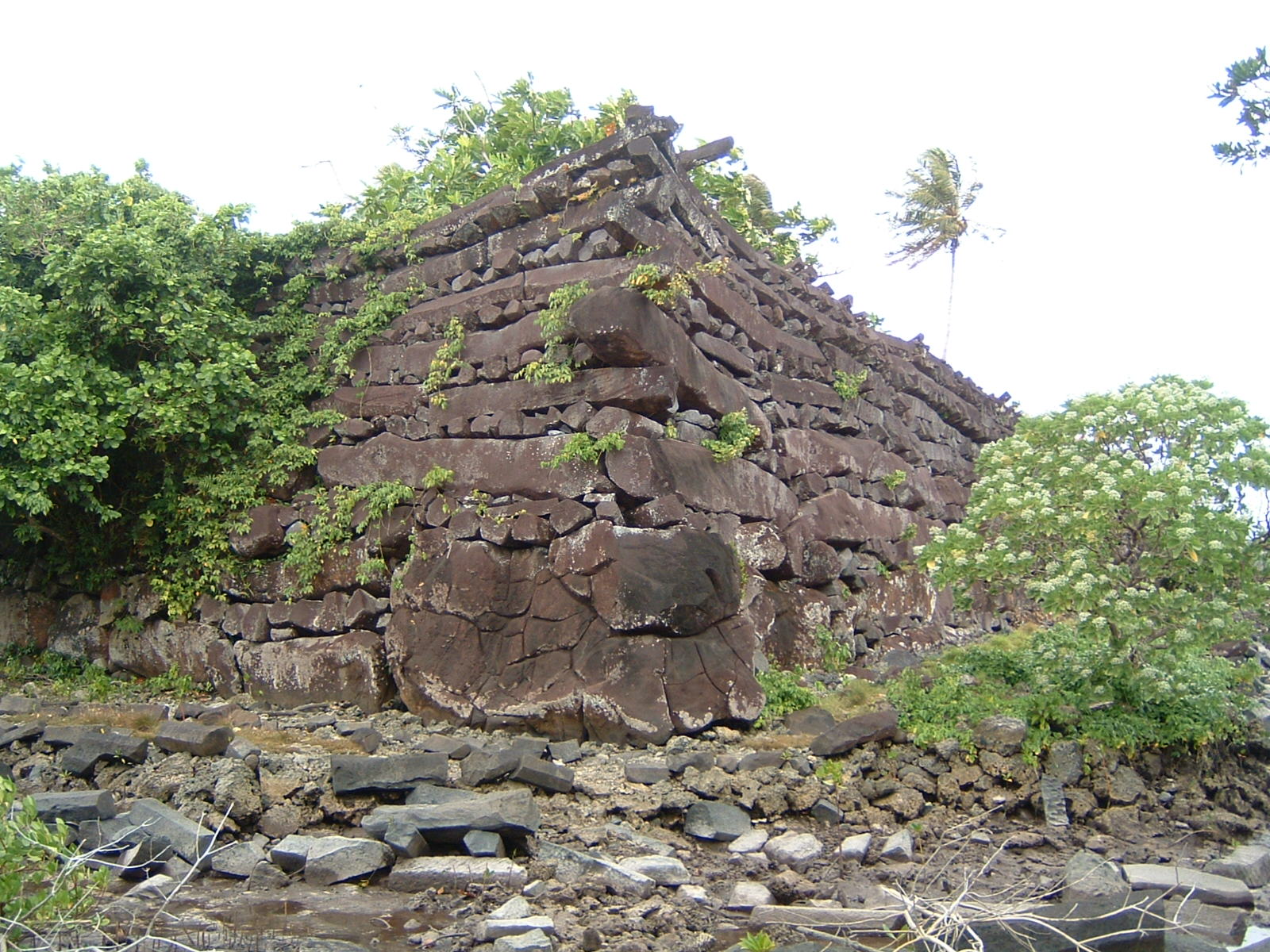 A corner of a basalt retaining wall, showing the alternating log-like courses of naturally hexagonal columns.