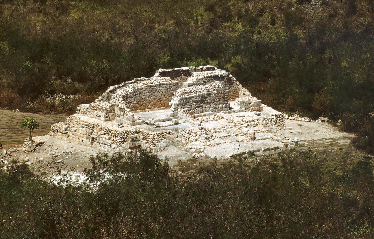 The Satunsat seen from above during the Spanish archaeological mission's work in the late 1980s, showing the stepped terraces that conceal three superimposed interior levels.