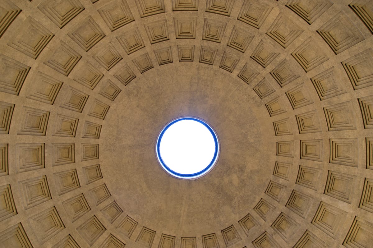 The dome seen from directly below: five rings of 28 coffers diminishing toward the oculus, the roughly 8.8-metre opening that is the building's only window.