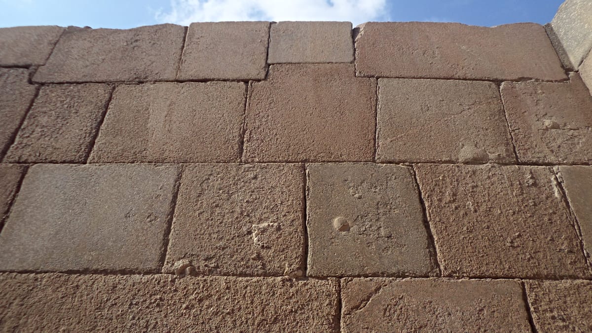 A wall of large cuboid core blocks in the temple, dressed and laid without mortar. The heaviest limestone core stones are estimated to weigh well over 100 tonnes.
