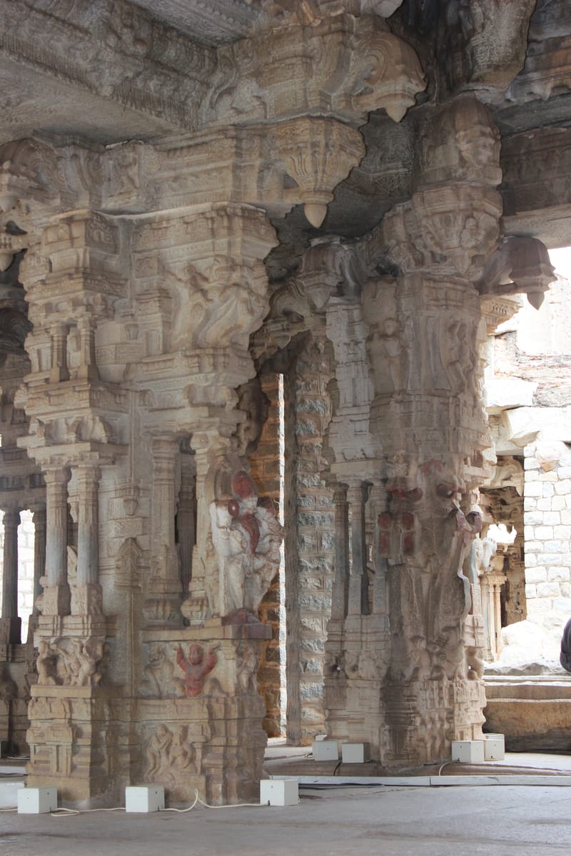 Composite pillars of the main mantapa — each a single carved block of granite ringed by slender colonettes, the form that gives the pillars their distinct tones.